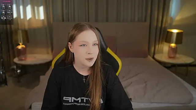 Snapshot of Esmie_Smile chatting on 09-26-25, 02:21 Esmie Smile online show from 09-26-25, 02:21