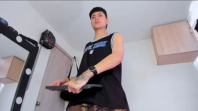 Mateo Escobar online show from 09-08-25, 03:44