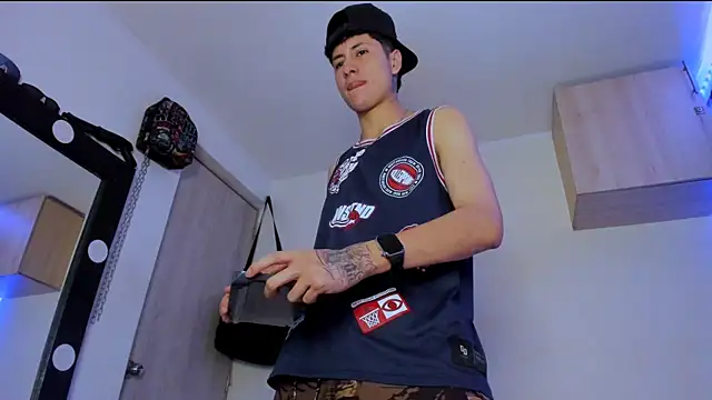 Mateo Escobar online show from 09-10-25, 04:51