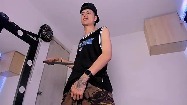 Mateo Escobar online show from 09-20-25, 04:08