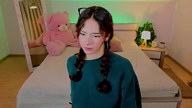 Snapshot of Adetta chatting on 11-16-25, 10:10 Adetta online show from 11-16-25, 10:10