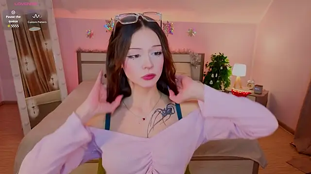 Snapshot of Adetta chatting on 12-18-25, 10:21 Adetta online show from 12-18-25, 10:21