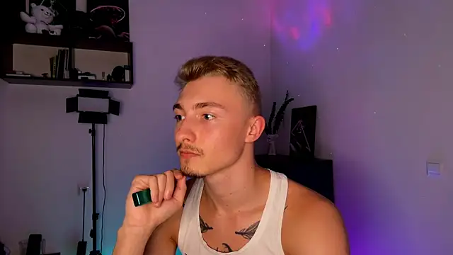 Artur  Skott online show from 10-13-25, 08:53