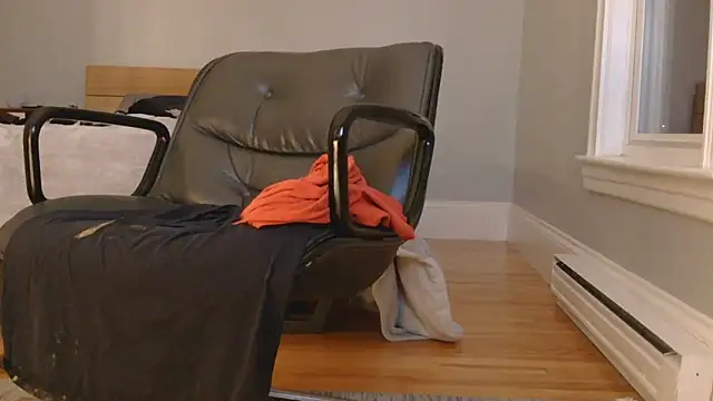 Snapshot of hungbottom603 chatting on 12-15-25, 11:42 hungbottom603 online show from 12-15-25, 11:42