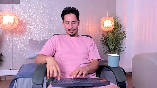 loghan fox online show from 09-28-25, 03:45