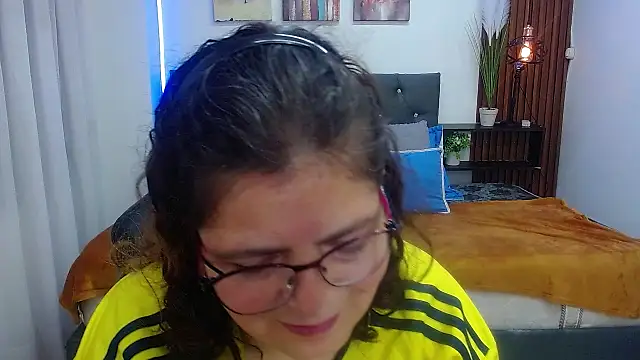 Snapshot of Linda_banks_ chatting on 09-10-25, 01:38 Linda banks online show from 09-10-25, 01:38