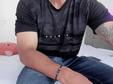 Snapshot of Edy_coltt chatting on 09-10-25, 01:33 Edy coltt online show from 09-10-25, 01:33