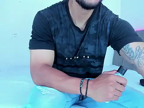 Snapshot of Edy_coltt chatting on 09-16-25, 01:23 Edy coltt online show from 09-16-25, 01:23