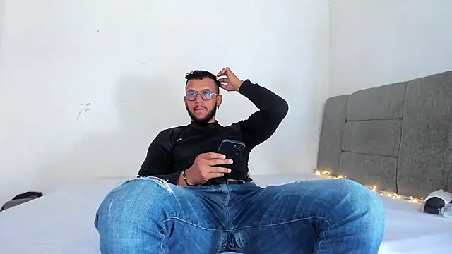 Snapshot of Edy_coltt chatting on 09-25-25, 02:21 Edy coltt online show from 09-25-25, 02:21