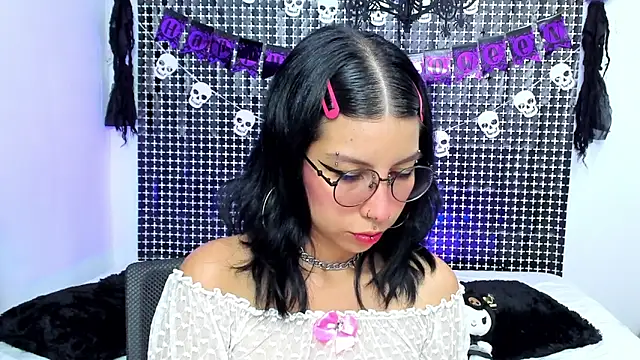 Snapshot of Rose_72 chatting on 10-10-25, 10:20 Rose 72 online show from 10-10-25, 10:20