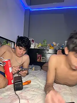 Snapshot of Kailertwink chatting on 07-20-26, 07:38 Kailertwink online show from 07-20-26, 07:38