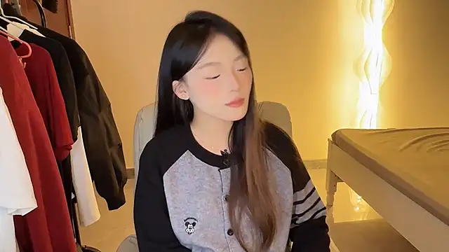 Snapshot of Robin-o3 chatting on 10-11-25, 03:21 Robin-o3 online show from 10-11-25, 03:21