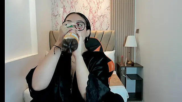 Snapshot of Yuna__Min chatting on 09-25-25, 06:11 Yuna  Min online show from 09-25-25, 06:11