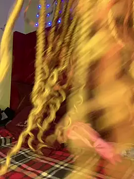 Seductive Yellow Titties online show from 06-04-26, 08:42