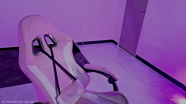 Snapshot of LilithCary chatting on 01-06-26, 08:23 LilithCary online show from 01-06-26, 08:23