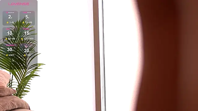 Snapshot of DesiredMia_ chatting on 09-23-25, 05:43 DesiredMia online show from 09-23-25, 05:43