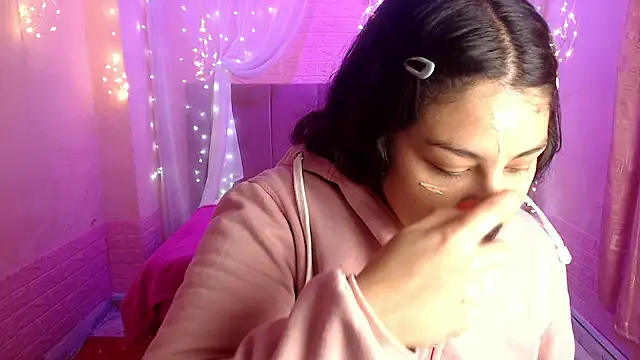 Snapshot of Aitana_200 chatting on 09-15-25, 01:11 Aitana 200 online show from 09-15-25, 01:11
