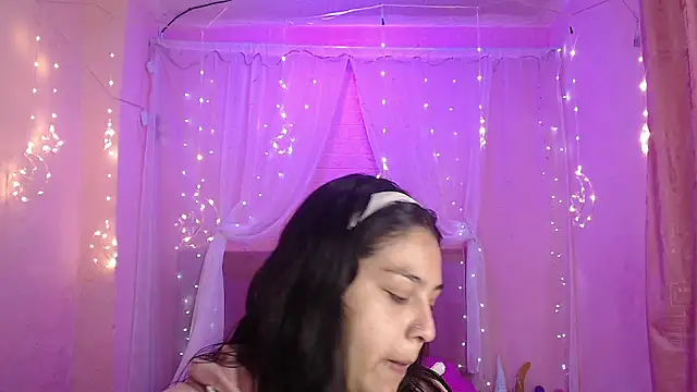 Snapshot of Aitana_200 chatting on 09-29-25, 01:16 Aitana 200 online show from 09-29-25, 01:16
