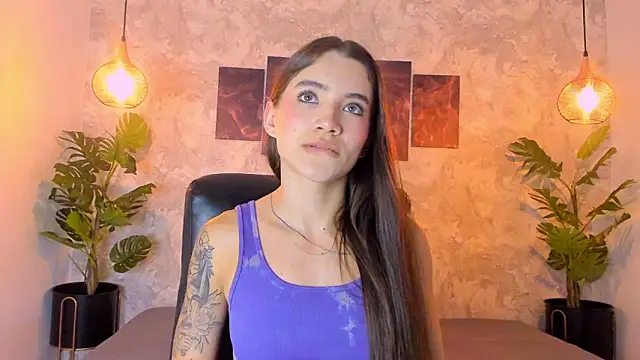 aitana baker  online show from 12-15-25, 07:18