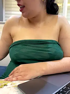 Snapshot of Bold-arabic-vibes chatting on 12-17-25, 04:24 Bold-arabic-vibes online show from 12-17-25, 04:24