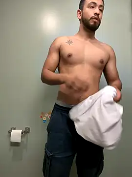 Snapshot of Yinigi chatting on 10-29-25, 12:29 Yinigi online show from 10-29-25, 12:29