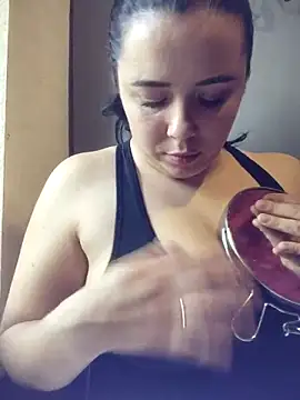 Snapshot of CutieMarine chatting on 11-21-25, 12:15 CutieMarine online show from 11-21-25, 12:15