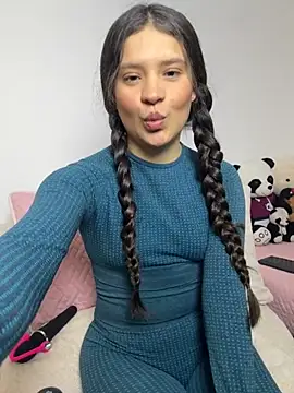 Snapshot of Emilyybennet_ chatting on 10-17-25, 10:34 Emilyybennet  online show from 10-17-25, 10:34