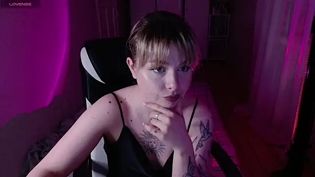 Snapshot of AngelicaHollywood chatting on 03-19-26, 08:02 AngelicaHollywood online show from 03-19-26, 08:02