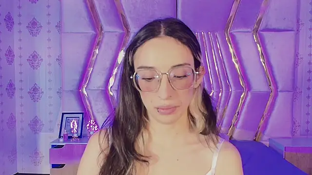 Emilia Bons online show from 10-29-25, 01:35