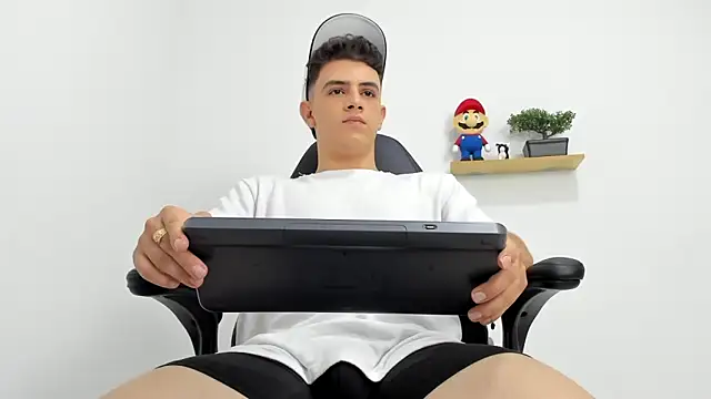 Snapshot of Mikecooper chatting on 09-11-25, 11:27 Mikecooper online show from 09-11-25, 11:27