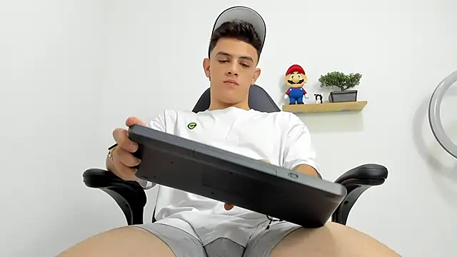 Snapshot of Mikecooper chatting on 09-24-25, 02:04 Mikecooper online show from 09-24-25, 02:04