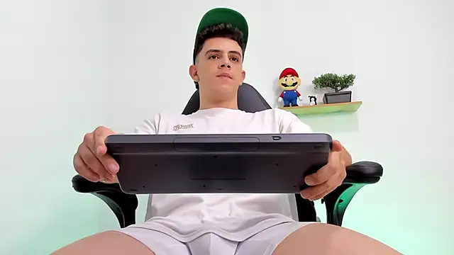 Snapshot of Mikecooper chatting on 11-05-25, 03:06 Mikecooper online show from 11-05-25, 03:06