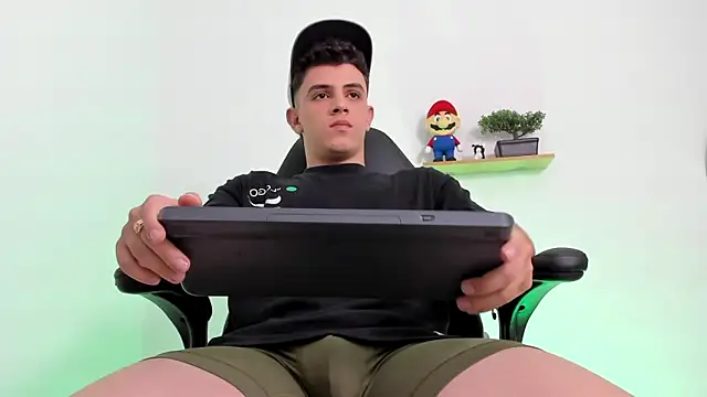 Snapshot of Mikecooper chatting on 11-06-25, 02:01 Mikecooper online show from 11-06-25, 02:01