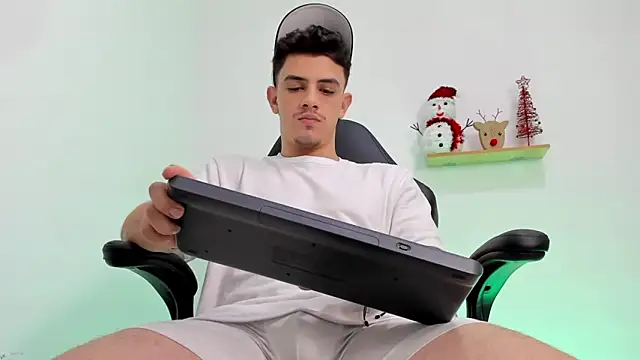 Snapshot of Mikecooper chatting on 12-15-25, 10:58 Mikecooper online show from 12-15-25, 10:58