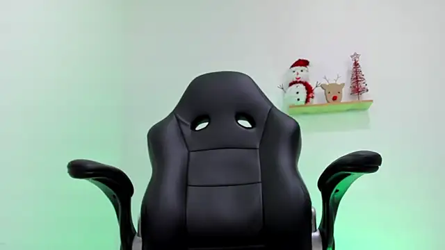 Snapshot of Mikecooper chatting on 12-21-25, 11:45 Mikecooper online show from 12-21-25, 11:45