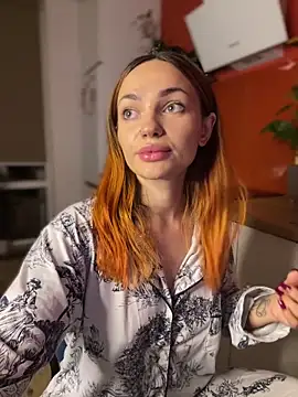 Snapshot of SaraLow chatting on 10-21-25, 01:06 SaraLow online show from 10-21-25, 01:06