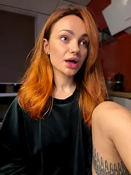 Snapshot of SaraLow chatting on 10-24-25, 01:03 SaraLow online show from 10-24-25, 01:03