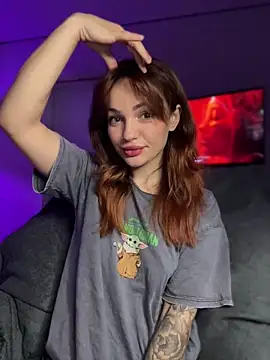 Snapshot of SaraLow chatting on 12-02-25, 01:33 SaraLow online show from 12-02-25, 01:33