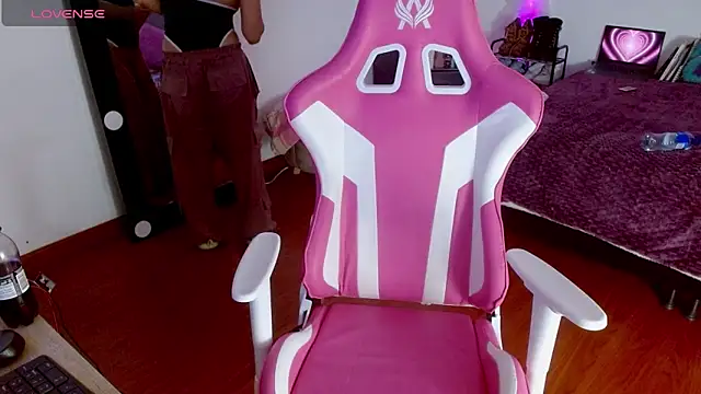 larah uwu online show from 09-10-25, 07:36