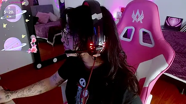 larah uwu online show from 09-15-25, 08:20