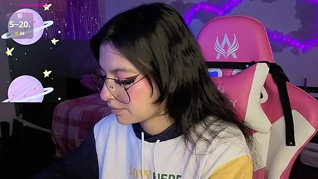 larah uwu online show from 04-16-26, 06:30