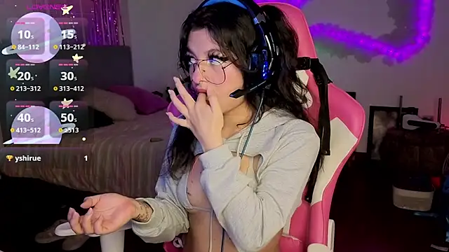 larah uwu online show from 04-21-26, 06:23