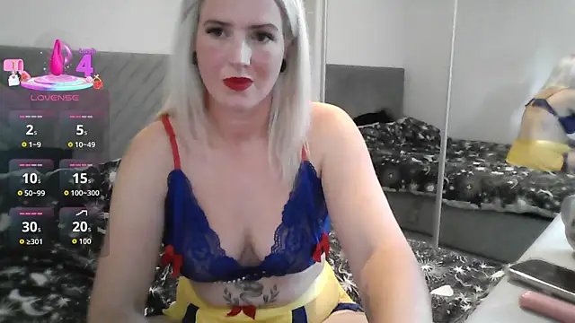 Snapshot of BlondeBells chatting on 09-19-25, 10:05 BlondeBells online show from 09-19-25, 10:05