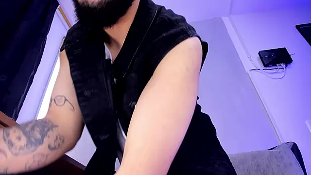 Noah devil  online show from 12-15-25, 03:44