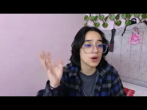 Snapshot of katalinathxandbritney1 chatting on 09-27-25, 09:31 katalinathxandbritney1 online show from 09-27-25, 09:31