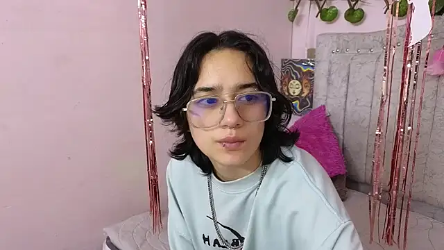 Snapshot of katalinathxandbritney1 chatting on 10-03-25, 08:28 katalinathxandbritney1 online show from 10-03-25, 08:28