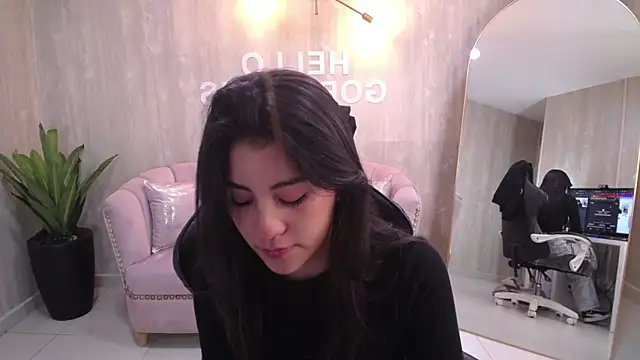 Snapshot of Zoe_Blaze_A chatting on 09-19-25, 01:01 Zoe Blaze A online show from 09-19-25, 01:01