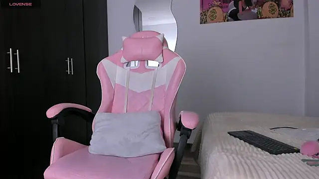 kendal hot01 online show from 04-18-26, 07:58