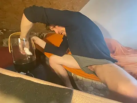 Snapshot of Salon1986 chatting on 09-17-25, 01:57 Salon1986 online show from 09-17-25, 01:57