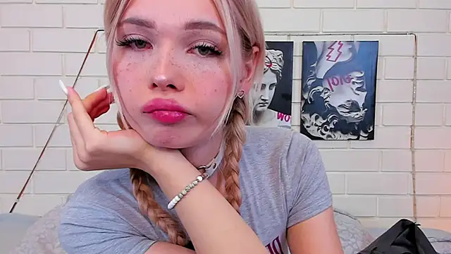 Snapshot of Blondy_Fina chatting on 09-25-25, 05:00 Blondy Fina online show from 09-25-25, 05:00